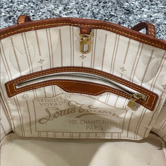 Louis Vuitton Damier Azur Neverfull PM - Picture 4 of 14